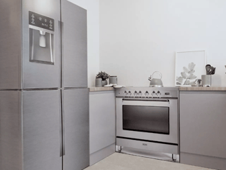 Du mobilier en cartons pour un Home Staging bleuffant