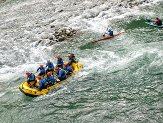 un gruppo di persone che fa rafting lungo un fiume