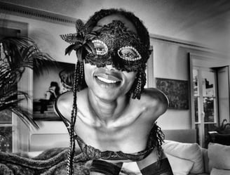 Belle jeune femme noire avec un magnifique sourire et un masque qui porte des bas 