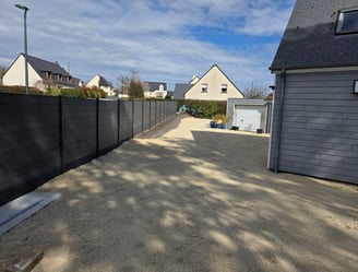Clôture en panneaux rigides posée par AJ Paysagiste, assurant intimité et modernité en milieu réside
