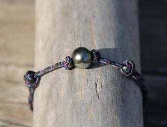 Bracelet avec cordon marin et perle noire de Tahiti de forme ronde
