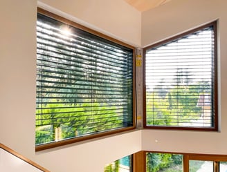 a trapézoïdal window with blinds 