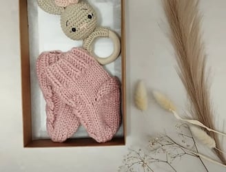 Rankų darbo dovanų rinkiniai barškutis ir kojinytės kūdikiams
