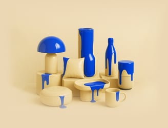 Objetos de decoración modernos en cerámica con pintura azul.