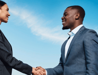 Deux personnes se serrant la main, symbolisant la collaboration et l’engagement