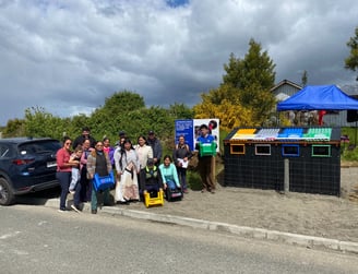 Equipo de EcoRumbo junto a comunidad en Curaco de Vélez durante entrega punto limpi