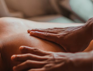 massagem. cuidado do corpo. naturologia. saúde e bem-estar. terapias naturais