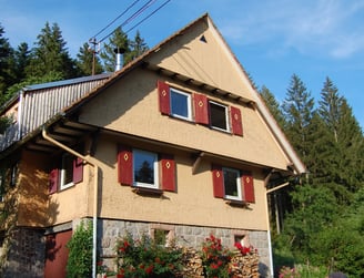 ein schönes Haus welches von der Sonne beschienen wird