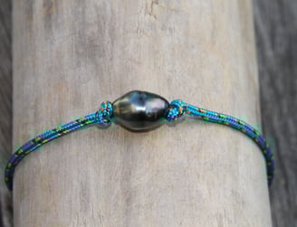 Bracelet avec cordon marin et perle noire de Tahiti de forme baroque