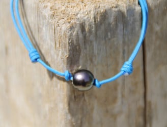 Bracelet avec cordon de couleur unie et perle noire de Tahiti de forme ronde
