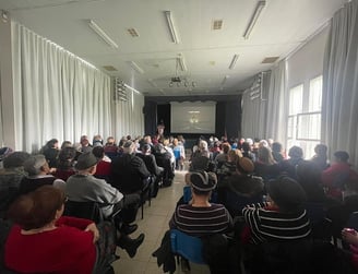 תמונה מתוך הרצאתו של אריה ספינר - יוצא כת לב טהור