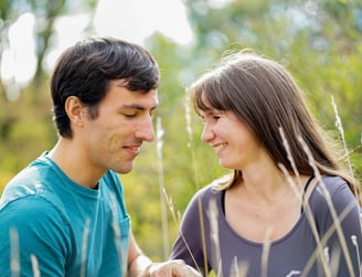 photo de couple souriant en extérieur
