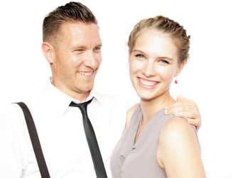 Portrait de couple souriants sur fond blanc