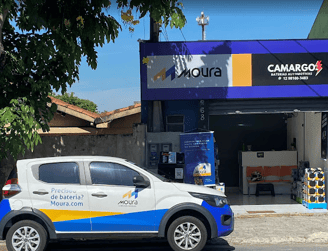 loja de bateria automotiva com carro na frente