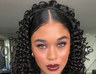 Maquiagem e cabelo cacheado para formatura, casamento, festa ou ensaio fotográfico