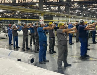 ginastica laboral dentro de uma industria com os colaboradores