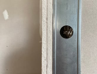 Detalhe da instalação de parede acústica em drywall duplo para tratamento de isolamento acústico