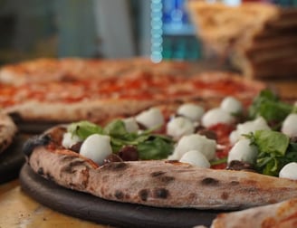 Pizza con mozzarella e rucola della pizzeria la trofea a Siena in piazza del campo