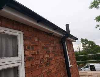 Picture of fascia , soffit and gutter on house in white and black