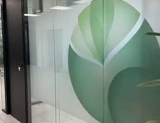 Mampara de oficina con doble cristal y cámara interior, puerta de melamina altura de suelo a techo.