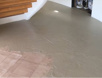 Preparing a decoration over a tile floor