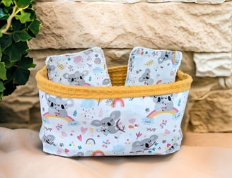 Lingettes lavables motif koala et arc en ciel dans leur petit panier de rangement