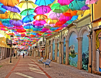 Cidade dos guarda sóis coloridos