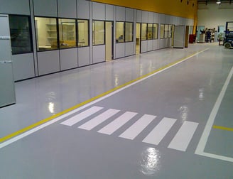 Pinturas resistentes para talleres y espacios de trabajo, mejorando la durabilidad de los suelos.
