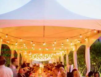 Carpa para eventos en el paso adornada con luces