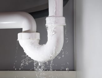 Plombier intervenant après un dégât des eaux dans une salle de bains à Château-Thierry