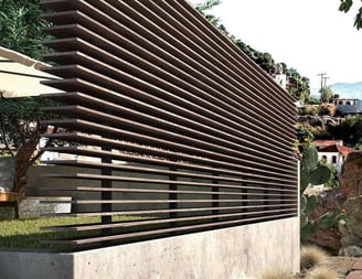 Cerramiento perimetral con celosía metálica de diseño arquitectónico para fachada ventilada