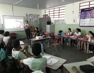 Amanda Amorim apresentando um vídeo-arte sobre a técnica de lambe-lambe