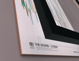 Quadro decorativo com moldura branca, impressão em vinil e arte personalizada inspirada na bauhaus
