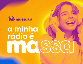 Mulher ouvindo música com headfone e em fundo amarelo, roxo e azul