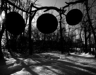 Gongs, Schwarz-weiß Foto in der Natur