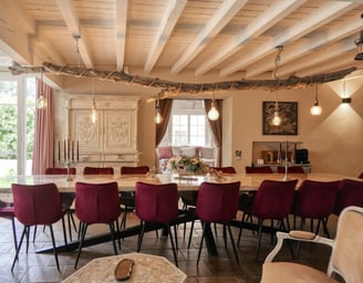 Table en chêne massif pour 16 personnes de l'Enclos du Soleil le Vent