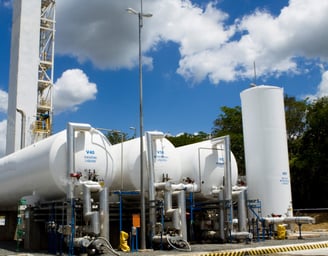 Instalação de tanques criogênicos horizontais e verticais.