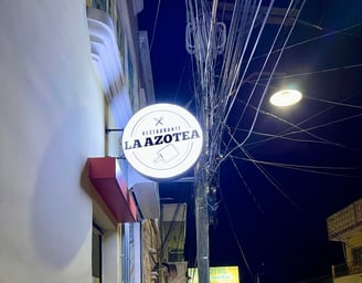 Rótulo circular personalizado con diseño único para destacarse en espacios comerciales.