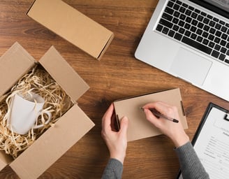 Una persona seduta che gestisce i suoi packaging