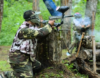 Peserta mencoba paket paintball lengkap dengan seragam kamuflase dan perlengkapan safety