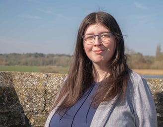 rebecca-founder-and-ceo-of-artful-accountancy-wearing-a-suit-head-and-shoulders-standing