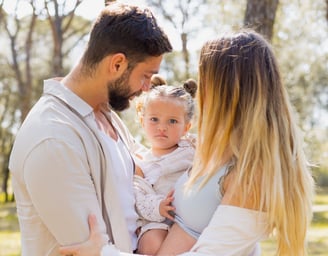 Sessió de fotos familiar a Girona amb una família feliç en un entorn natural exterior
