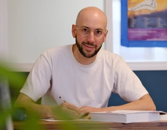 Thomas Busson au sein de son cabinet de réflexologie plantaire à Bouguenais près de Nantes
