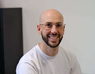 Thomas Busson au sein de son cabinet de réflexologie plantaire à Bouguenais près de Nantes