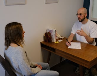 Thomas Busson échange avec sa cliente lors d'une séance de suivi