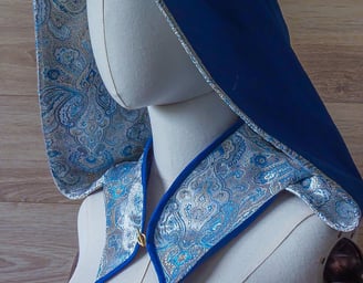 Capuche bleue aux motifs royaux