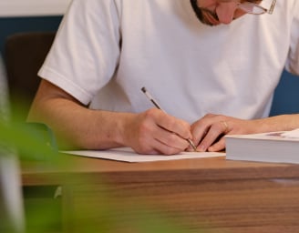 Thomas Busson travaille sur le lien entre douleur, émotions et mode d'emploi de son client