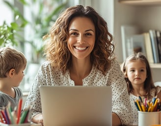 Mujer sonriente trabaja en laptop acompañada de niños, representa emprendimiento desde casa, mujer, hijo, equilibrio familiar