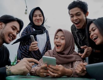 Ilustrasi pengguna berhasil login Binomo 2025 lewat smartphone