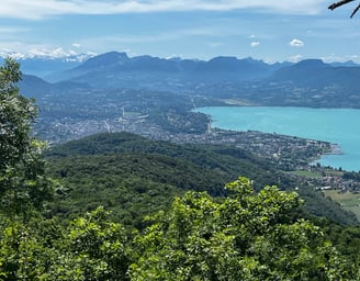 Vue sur Aix les Bains et le lac du Bourget depuis la Crois de Meyrieu